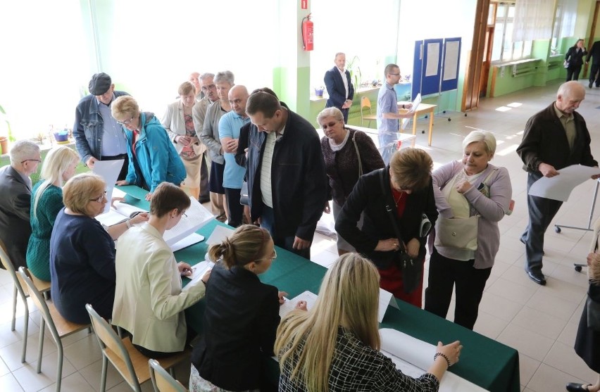 Wybory do Parlamentu Europejskiego 2019 w Kielcach. Z rana tłumy w lokalach wyborczych (ZDJĘCIA)
