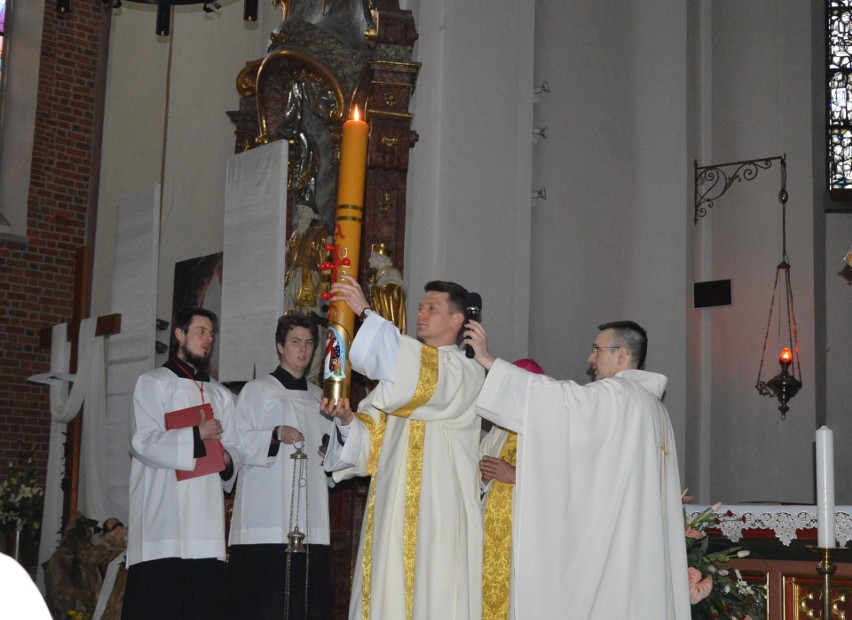 Liturgia Wigilii Paschalnej w opolskiej katedrze.