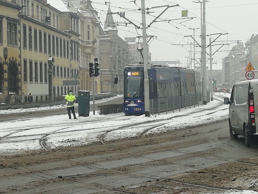 Atak zimy we Wrocławiu. Znów białe drogi i utrudniony...