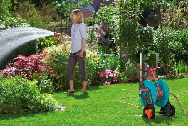 Klasyczny wózek na wążPodlewanie ogrodu - jak robić to wygodnie i skutecznie