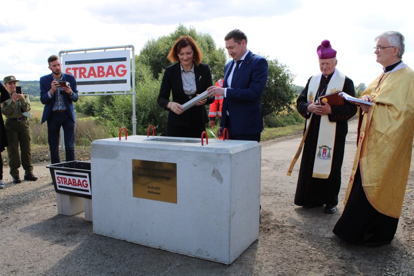 W uroczystości murowania aktu erekcyjnego pod budowę...