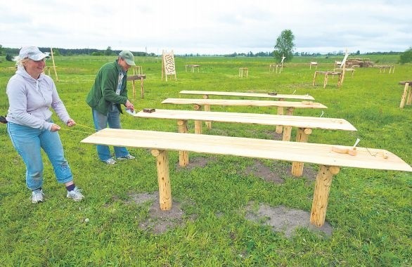 Mirosława i Dariusz Sendalowie sami przygotowują drewniane stanowiska do gier. Docelowo chcą stworzyć aż 150 różnych atrakcji.