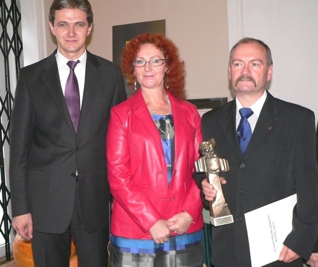 Pierwszy Ambasador Ziemi Świętokrzyskiej &#8211; Aleksander Staniszew otrzymał gratulacje od kurator oświaty Małgorzaty Muzoł i marszałka Adama Jarubasa.