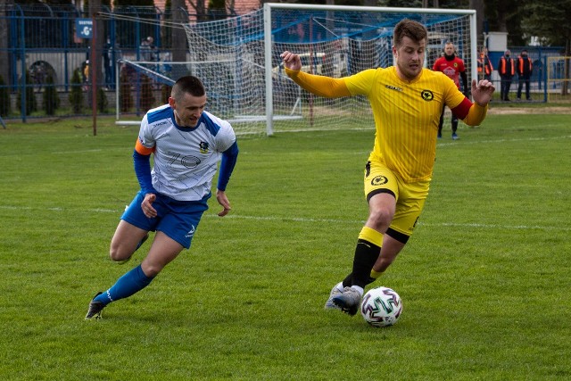 Stal Gorzyce (biało-niebieskie stroje) przegrała z Sokołem Kamień 1:2 na swoim stadionie