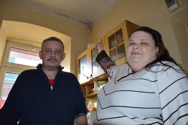 Mieszkanie komunalne, w którym od sześciu lat mieszkają Robert i Ewa Niemcowie z dziećmi jest zawilgocone i niedostosowane dla osób niepełnosprawnych. Na przydział nowego czekają już dwa lata
