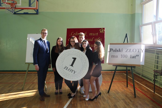 Za uczniami z Zespołu Szkół Zawodowych w Odnowie pierwsze spotkanie w ramach projektu "Polski Złoty ma sto lat"