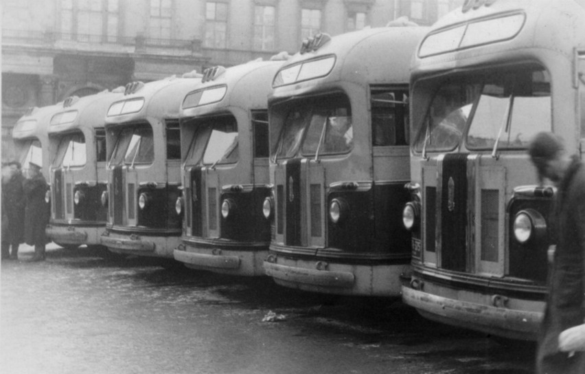 W latach 50. i 60. XX wieku po Wrocławiu jeździły autobusy...