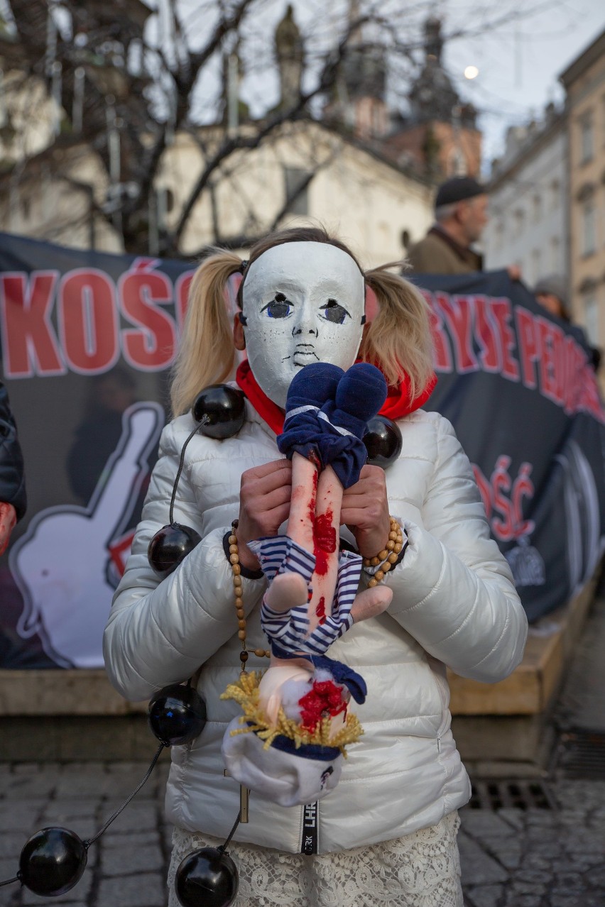 Kraków. Sprzeciw wobec krzywdzeniu dzieci przez księży. Aktywiści znów wyszli na ulice [ZDJĘCIA]