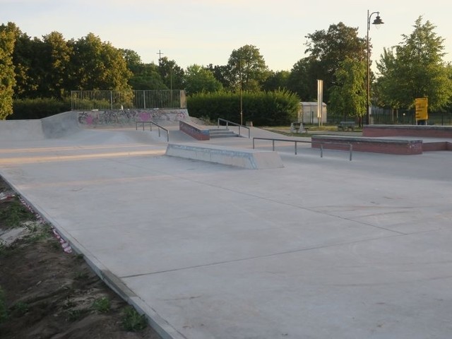 Skatepark na Górzyskowie jest częścią większego kompleksu rekreacyjnego pomiędzy ulicami Kossaka, Gersona i Brandta.