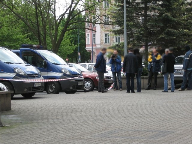 Opole: Wizja lokalna przed galerią Opolanin. Policja i prokuratura ustalają, jak doszlo do strzelaniny 7 stycznia 2010.