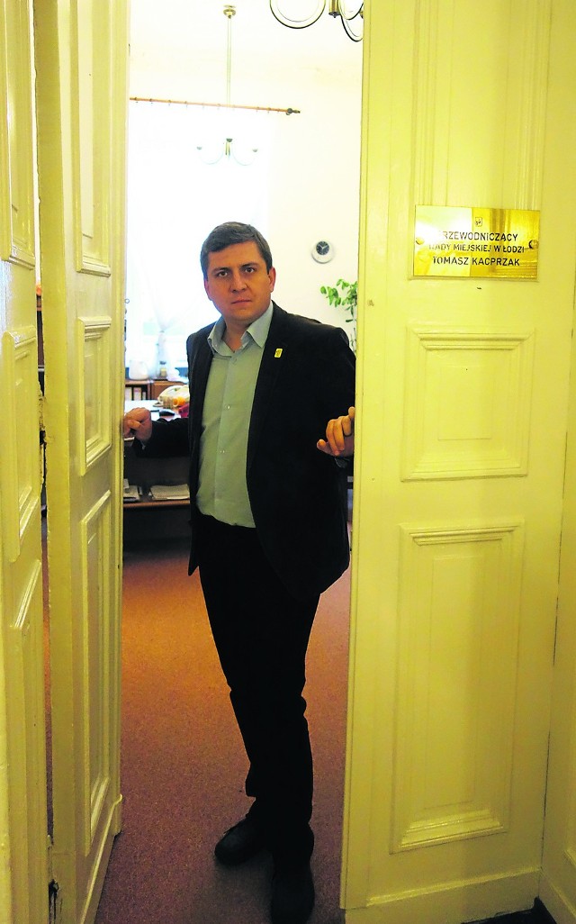 Przewodniczący Tomasz Kacprzak narzeka, że nie domykają się drzwi do jego gabinetu. Zabytkowe drzwi mają być odrestaurowane