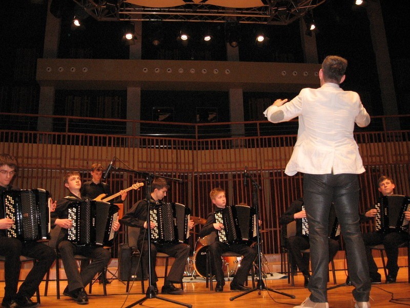 Humi Accordion Band grał pod dyrekcją Artura Miedziñskiego