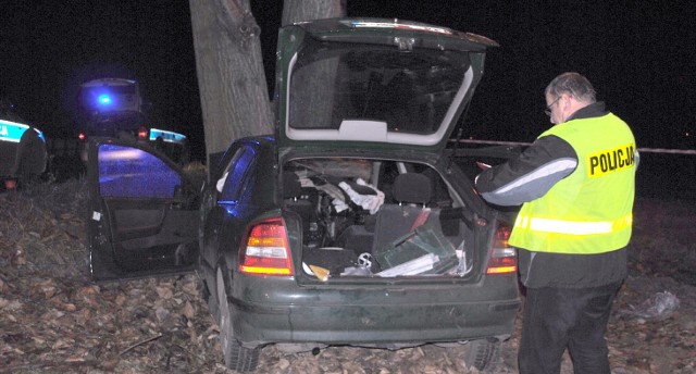 W wypadku w Książnicach koło Mielca zginął 43-letni pasażer. Jego brat - kierowca opla był pijany. Badanie alkomatem wykazało dwa promile alkoholu w jego organizmie.