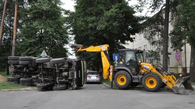 Wypadek u zbiegu Sportowej i Jordanowskiej w Pionkach. Ciężarówka przewróciła się na bok.