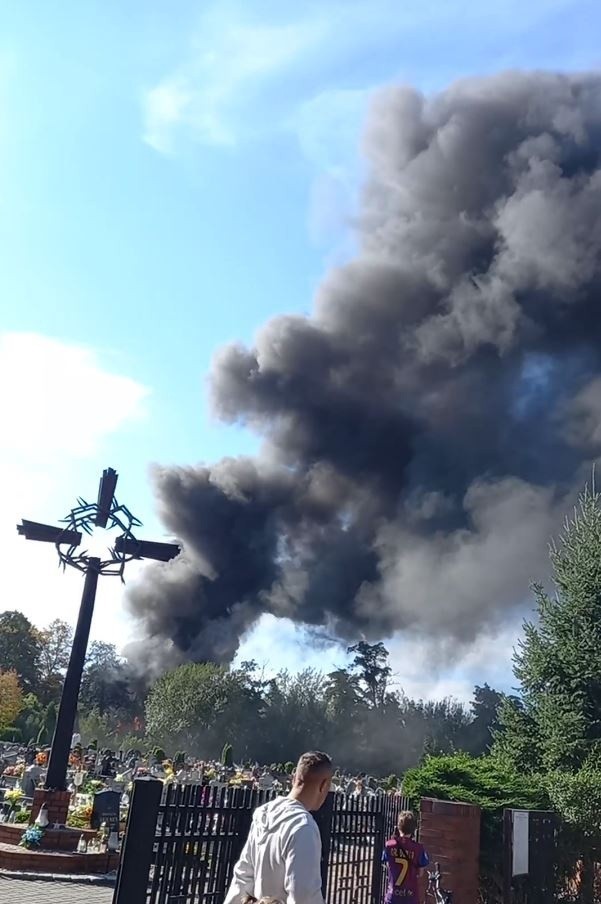 Z płonących ciężarówek w Bytomiu bił w niebo słup dymu,...