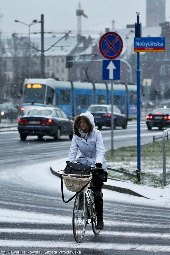 Wrocław sparaliżowany. Ślisko na ulicach. Kierowcy utknęli w ogromnych korkach (ZDJĘCIA)