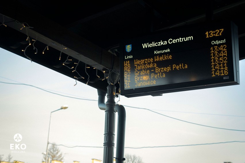 Elektroniczne tablice, pokazujące czasy odjazdów autobusów...