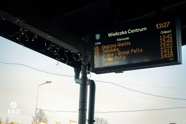 Elektroniczne tablice, pokazujące czasy odjazd&oacute;w autobus&oacute;w funkcjonują już na dworcu autobusowym przy ul. Dembowskiego w Wieliczce. Takie udogodnienia dla pasażer&oacute;w pojawią się także w innych rejonach miasta