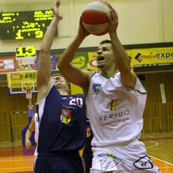 Koszykarze Siarki Tarnobrzeg (z piłką Michał Baran) podejmować będą we własnej hali rezerwy Prokomu Sopot.