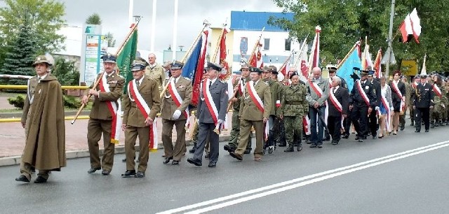 Uczestnicy środowych uroczystości w drodze z kościoła do Pomnika Niepodległości w Starachowicach.