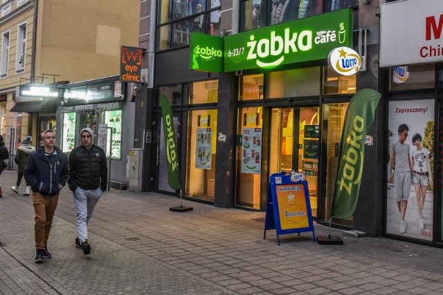 3 maja mogą być otwarte m.in. sklepy franczyzowe, jak Żabka i Freshmarket.