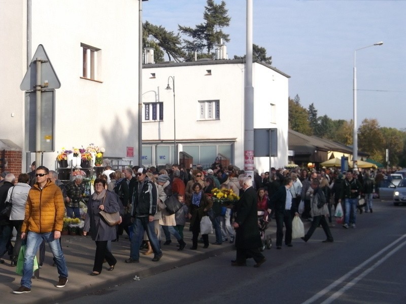 Wrocław: Tłoczno na cmentarzu Osobowickim, ale wiele osób wybrało dojazd komunikacją (ZDJĘCIA)