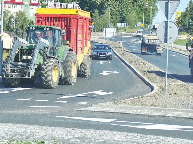 Ronda koło szczecineckiego Tesco znakomicie się sprawdziły rozładowując korki na skrzyżowaniu z obwodnicą. Jak będą wyglądać za kilka lat? Mimo zastrzeżeń co do użytych materiałów zarówno inwestor, jak i wykonawca zapewniają, że jezdnia wytrzyma dłużej niż obowiązuje gwarancja. 