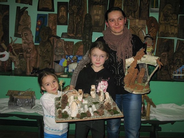 Maria Walczak wygrała w kategorii dorosłych. Na zdjęciu razem z córkami Oliwią i Justyną, które także przygotowały swoją szopkę.