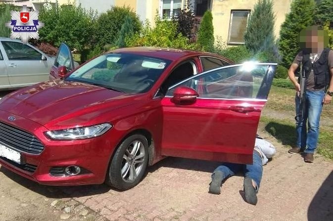 Kradzież forda w Łukowie. Policja odnalazła wóz w Drohiczynie i zatrzymała złodzieja, gdy próbował odjechać