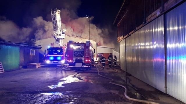 Pożar tartaku w Jadwinowie. Jedna osoba trafiła do szpitala. Szesnaście zastępów straży pożarnej na miejscu