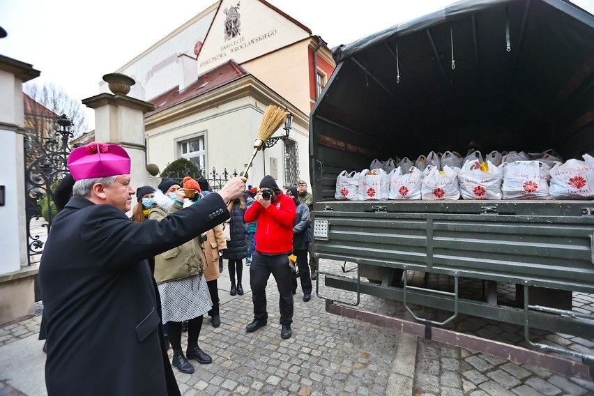 Akcja Caritas Archidiecezji Wrocławskiej. 800 paczek dla osób w kryzysie bezdomności [ZDJĘCIA]