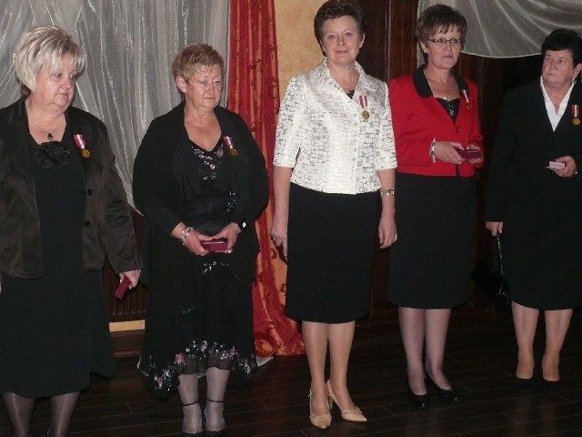 Grupa odznaczonych medalem złotym "Za długoletnią służbę&#8221;.