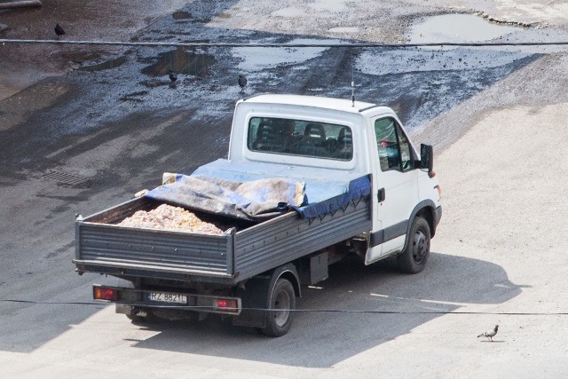 W taki sposób na terenie zakładu transportowane są odpady z kurczaków. Zarząd firmy obiecuje, że sprawę wyjaśni i poinformuje naszą redakcję o podjętych działaniach. Zdjęcia i filmy z Res Drobu dostaliśmy od naszego Czytelnika.