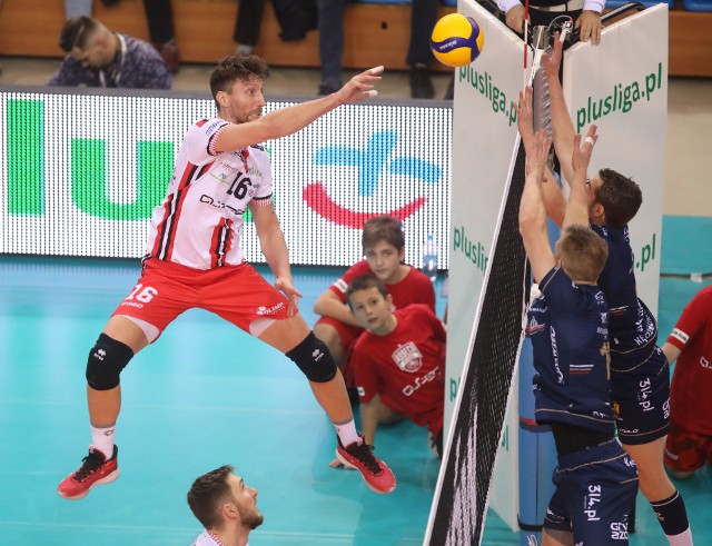 Po pełnym emocji meczu Asseco Resovia uległa mistrzom Polski 2:3. Rzeszowianie po dwóch przegranych setach odrobili straty, ale tie-break padł łupem ZAKS-y Kędzierzyn-Koźle. Asseco Resovia – Grupa Azoty Zaksa Kędzierzyn-Koźle 2:3 (26:28, 23:25, 25:23, 25:23, 11:15).Zobacz też: Kadra Rzeszowskiego Towarzystwa Żużlowego na sezon 2020 w 2 lidze