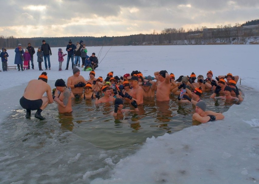 25 Finał WOŚP w Starachowicach. Kąpiel Morsów, spa i kontrolowane poślizgi na torze (ZDJĘCIA)