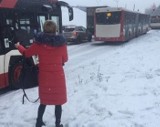 Autobusy i tramwaje w woj. śląskim opóźnione. Zimowy paraliż na drogach w regionie WYKAZ LINII 