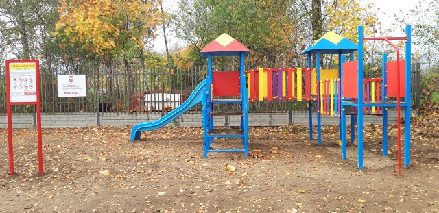 Nowy plac zabaw został oddany do użytku między innymi w Kolonii Ossa, każde dziecko może korzystać z niego.
