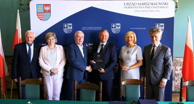 W Wojewódzkim Domu Kultury w Kielcach marszałek Andrzej Bętkowski, wicemarszałek Renata Janik i członek zarządu Marek Jońca podpisali umowy z przedstawicielami naszych samorządów. Na zdjęciu z burmistrzem Połańca Jackiem Nowakiem. Więcej na kolejnych zdjęciach.