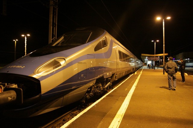 Pociąg Pendolino - na razie jeszcze prowadzony przez zwykłą lokomotywę w Gnieźnie zatrzymał się podczas przejazdu w nocy z 24 na 25 września.