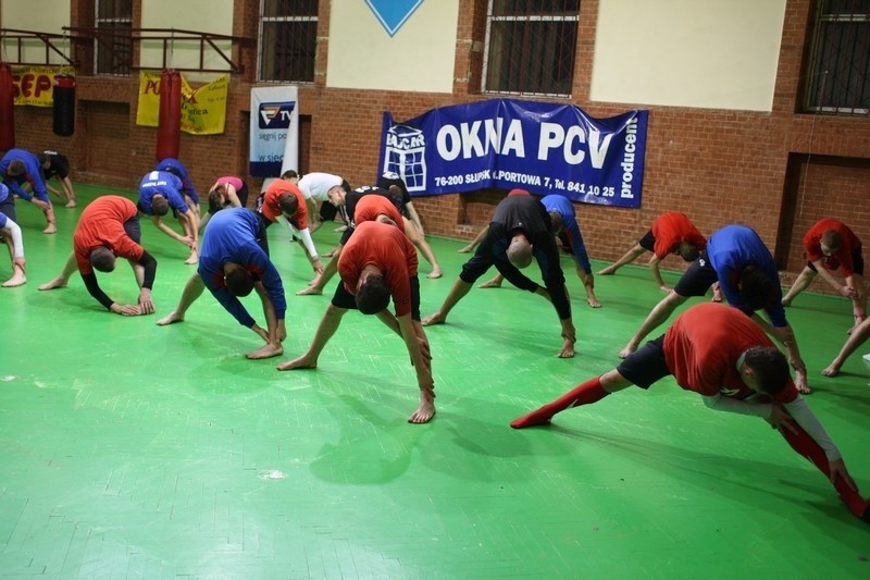 Pilkarze Gryfa Slupsk na treningu Muay Thai