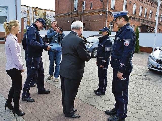 Nowe auta nakielskim funkcjonariuszom na ręce komendanta nadkomisarza Dariusza Stońskiego uroczyście przekazali, m.in., nakielscy samorządowcy starosta Tadeusz Sobol i wicestarosta Andrzej Kinderman. Poświęcenia radiowozów dokonał ksiądz Bogumił Stachowia