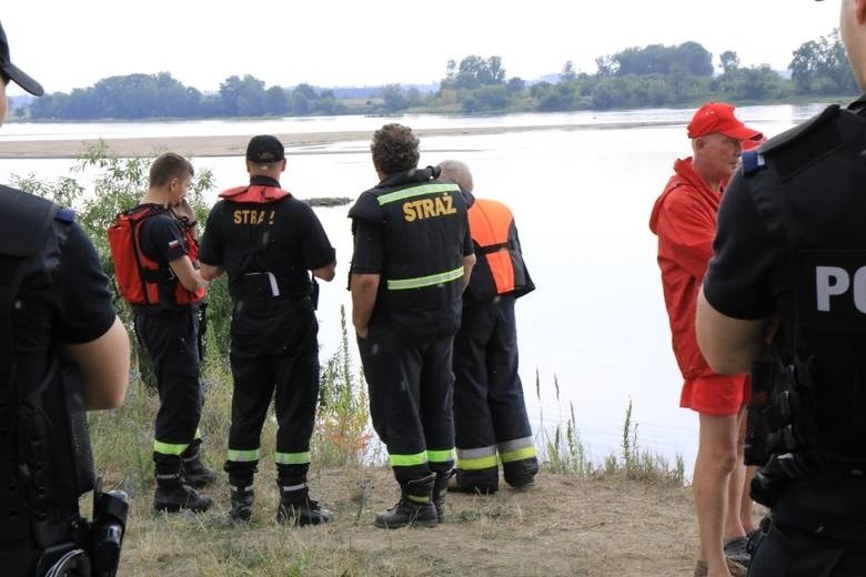 W niedzielę pewien przechodzień zobaczył nad brzegiem Wisły...