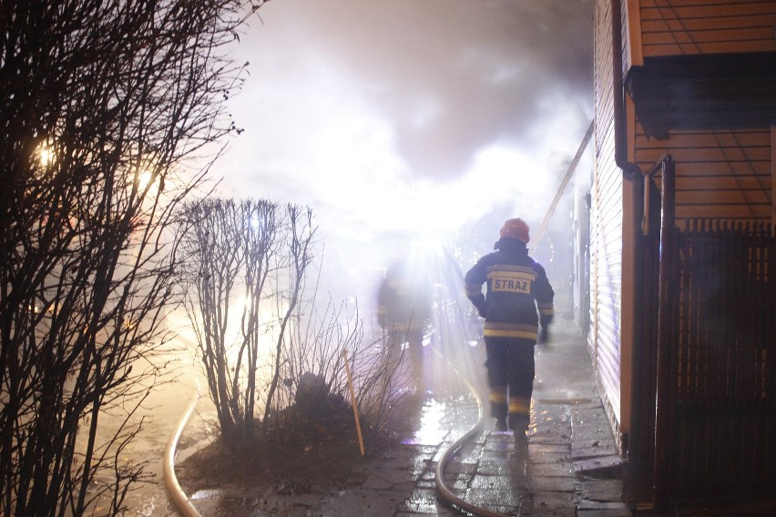 Pożar na Trębackiej w Łodzi. 9 osób ewakuowanych z budynku [ZDJĘCIA+FILM]