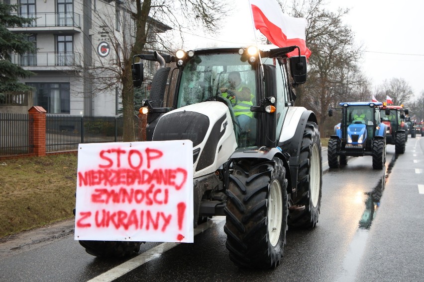 Rolnicy protestują na krajowej "74". Zobacz zdjęcia >>>