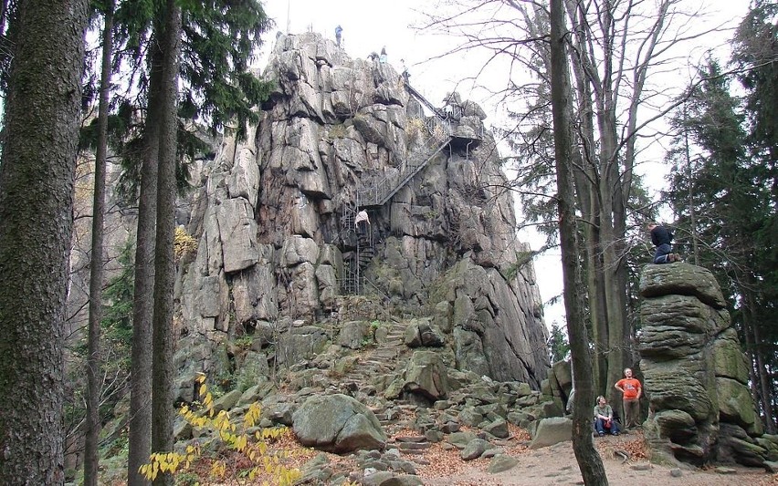 Sokolik ma dwa wierzchołki. Zachodni, wyższy (642 m n.p.m.)...