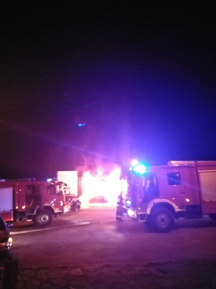 Dobczyce. W nocy strażacy przez dwie godziny walczyli z pożarem. Płonęły samochody [ZDJĘCIA]