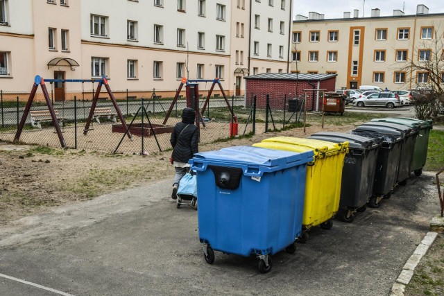 Spółdzielcy przekonują, że na właścicieli nieruchomości bezprawnie narzucono obowiązek dezynfekcji pojemników na śmieci