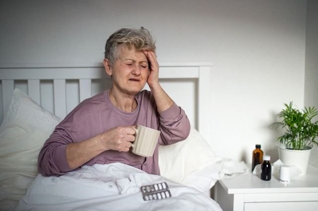 Ból głowy tuż po przebudzeniu, który pojawia się bez znanej przyczyny jeszcze przed wstaniem z łóżka, zawsze powinien skłonić do kontroli stanu zdrowia.