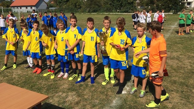 Reprezentacja Szkoły Podstawowej numer 1 z Włoszczowy, która zwyciężyła w turnieju w Koniecznie.