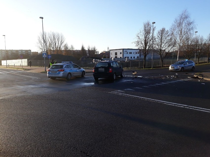 Wypadek w Stargardzie. Auta zderzyły się na skrzyżowaniu [ZDJĘCIA, WIDEO]